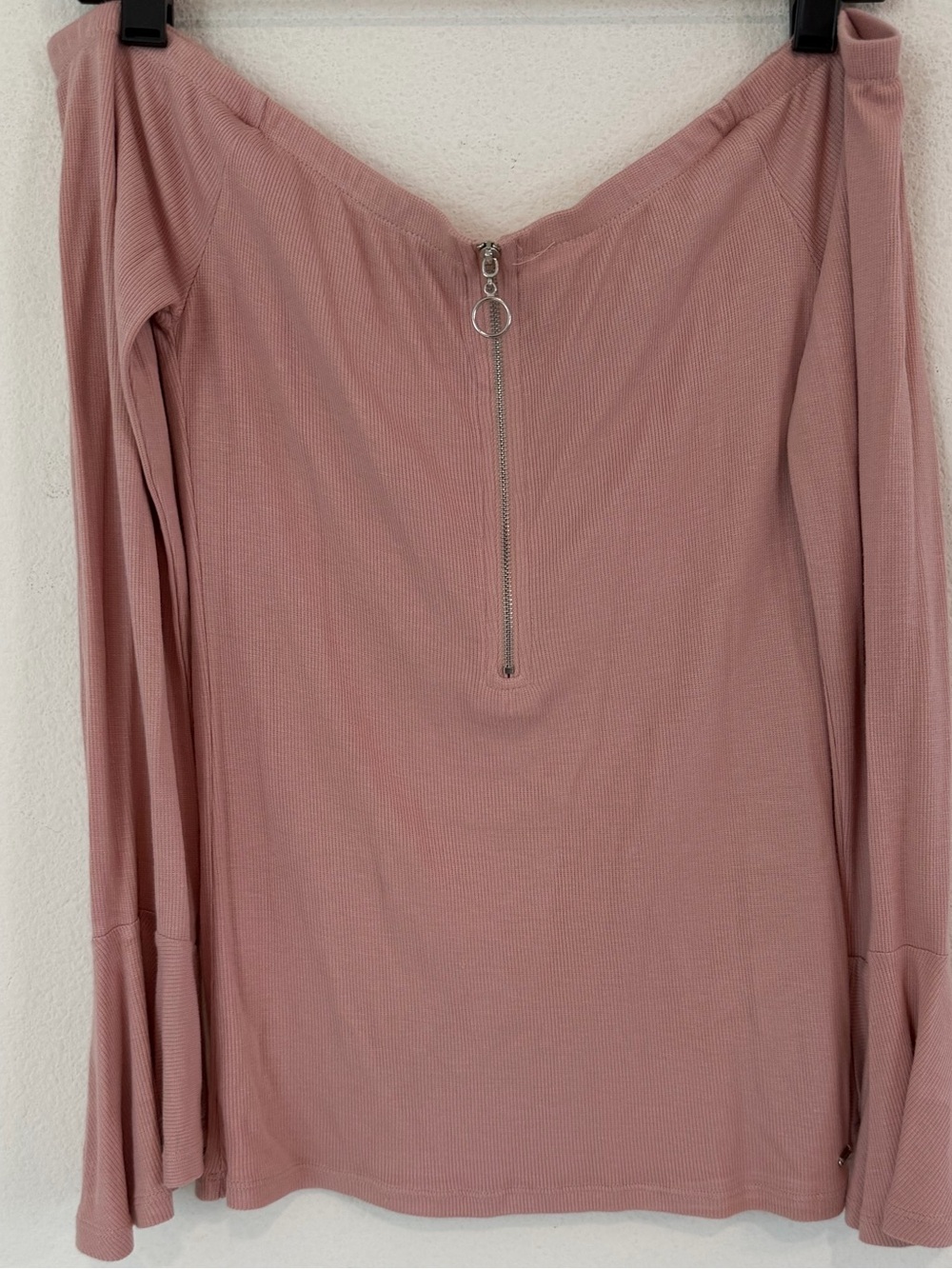 Guess Off-Shoulder Long Sleeve Top in Dusty Rose with Front Zip